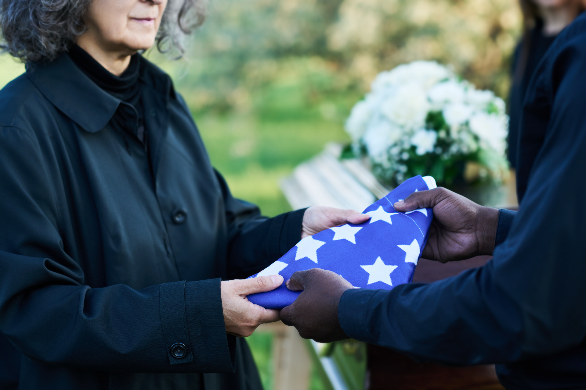 Entrega de una bandera estadounidense doblada a la familia de un veterano